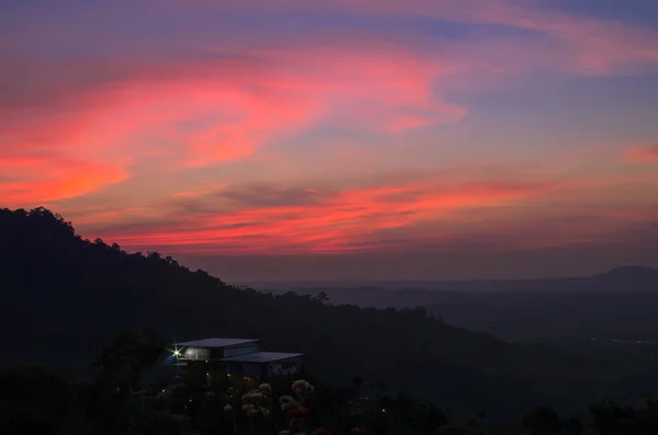Horská krajina pod krásným nebem v době soumraku, thailan — Stock fotografie