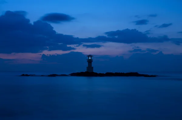 在夕阳与海岸上的灯塔海景 — 图库照片