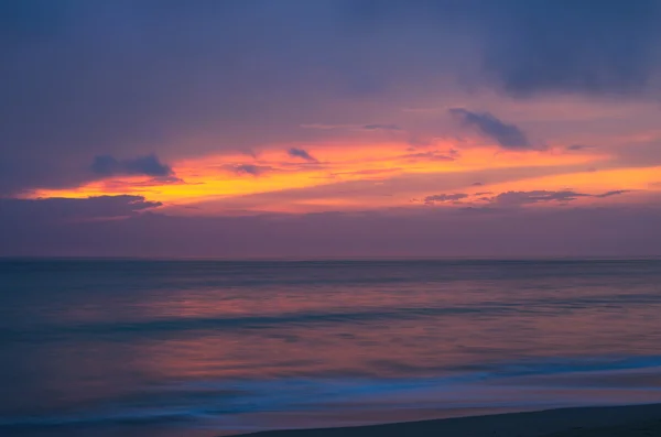 Playa de mar en el crepúsculo, después de la puesta del sol, multicolor del cielo y el mar — Foto de Stock