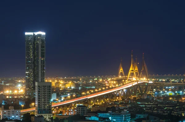El puente de Bhumibol con paisaje urbano en el crepúsculo, Bangkok, Tailandia — Foto de Stock