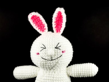 siyah arka plan, closeup el işi tığ işi beyaz tavşan bebek f