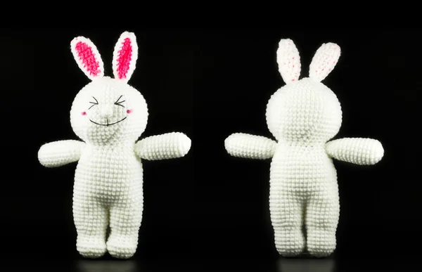 Poupée de lapin blanc au crochet à la main sur fond noir, devant et — Photo