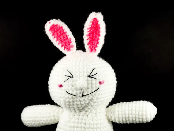 Primer plano ganchillo muñeca de conejo blanco sobre fondo negro, f —  Fotos de Stock