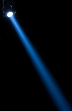 Koyu bir arkaplan karşısında konser ışıkları