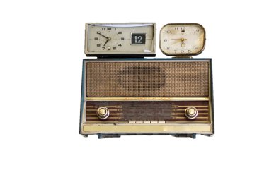 eski radyolar ve beyaz arka plan üzerinde saat