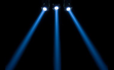 Koyu bir arkaplan karşısında konser ışıkları