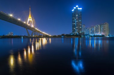 Bangkok cityscape nehir manzaralı twiligh bhumibol köprüsünde