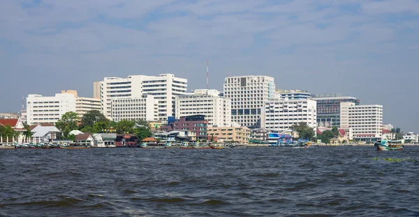 Bangkok stadsbilden flodsidan vid lunchtid, thailand — Stockfoto