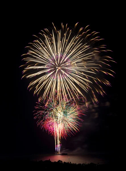 Grandes fuegos artificiales desde el barco en el mar —  Fotos de Stock