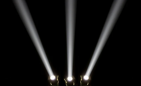 Koncertní osvětlení na tmavém pozadí — Stock fotografie