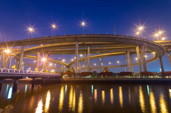 A folyó a twilight, bangkok, Thaiföld bhumibol híd — Stock Fotó
