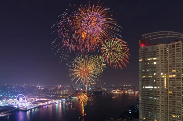 Gelukkig nieuw jaar vuurwerk Nachtscène, bangkok stadsgezicht rivier vi — Stockfoto