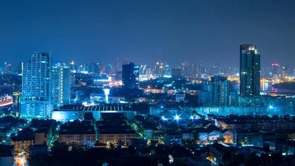 Panoráma města Bangkoku na twilight, modrá barva, bílé vyvážení, thailan — Stock fotografie