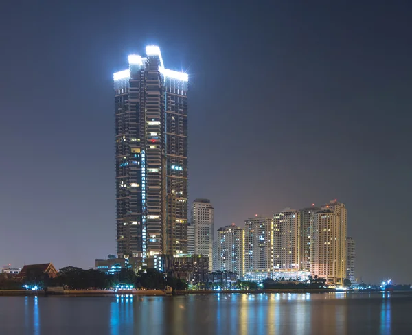 Cityscape river view at twilight time. — Stock Photo, Image