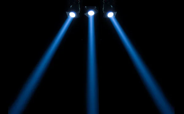Illuminazione da concerto su uno sfondo scuro — Foto Stock