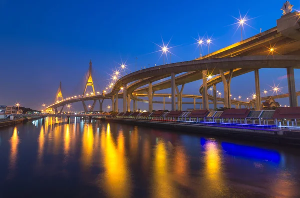 El puente de Bhumibol en el crepúsculo, Bangkok, Tailandia — Foto de Stock