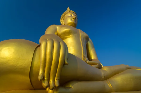 Il grande e bellissimo Buddha al tempio di Wat Muang, Angthong, Thailandia — Foto Stock