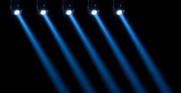Illuminazione da concerto su uno sfondo scuro — Foto Stock