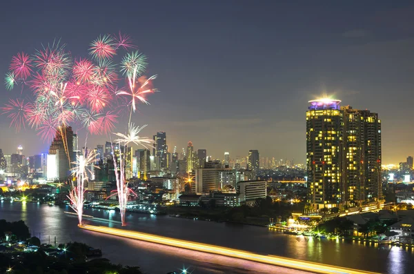 Fuegos artificiales con vista panorámica al río en el crepúsculo, t —  Fotos de Stock