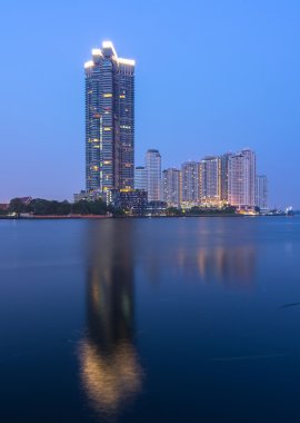 Cityscape nehir manzarası, twilight saat.