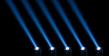 Koyu bir arkaplan karşısında konser ışıkları