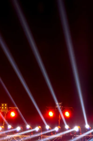 Konzertbeleuchtung vor dunklem Hintergrund von der Bühne — Stockfoto