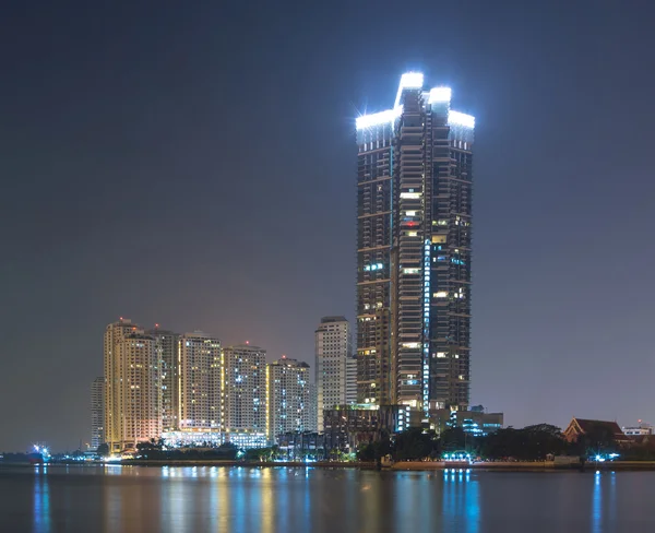 Cityscape river view at twilight time. — Stock Photo, Image