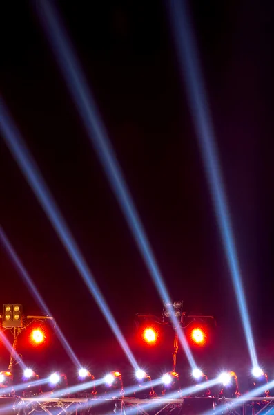 Concert lighting against a dark background from the stage — Stock Photo, Image