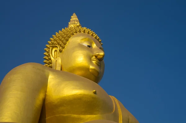 Κινηματογράφηση σε πρώτο πλάνο κεφάλι του μεγάλη όμορφη Βούδα στο wat muang ναό, ένα — Φωτογραφία Αρχείου