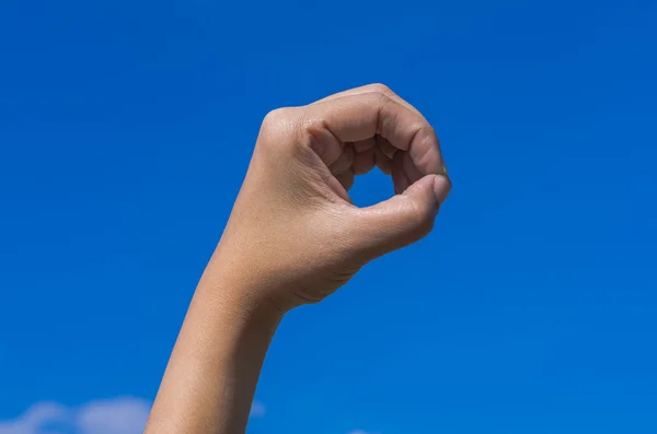 Τα χέρια σχηματίζουν o χαρακτήρα για αγάπη με το γαλάζιο του ουρανού — Φωτογραφία Αρχείου