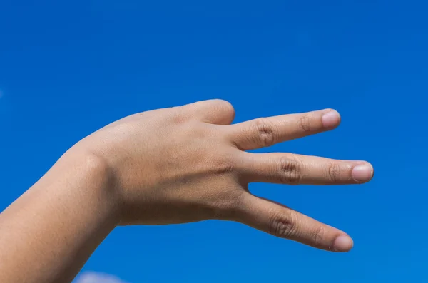 Mani che formano V carattere per amore con cielo blu — Foto Stock