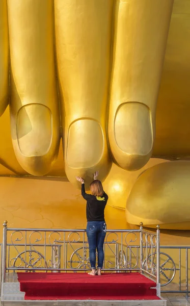 Mujer budista respeto a la mano de gran buddha en Wat Muang Te —  Fotos de Stock