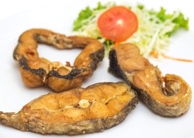 Balık fileto tabakta sebze ile kızartılmış