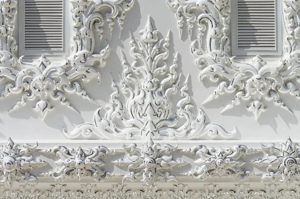 La arquitectura alrededor de las ventanas de Wat Rong Khun, Chiangrai nort — Foto de Stock