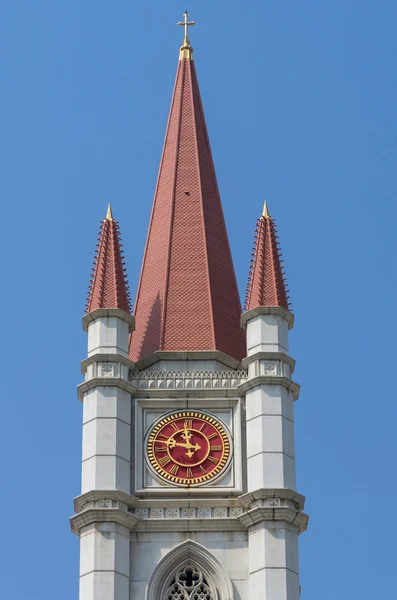 Närbild klocktornet av kyrkan på blå himmel — Stockfoto