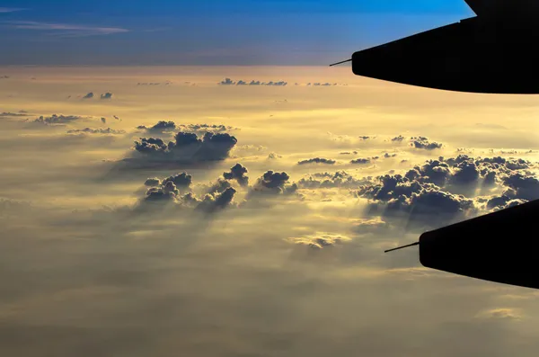 Nubes en el cielo desde la vista alta con ala de avión en el gusano whit — Foto de Stock