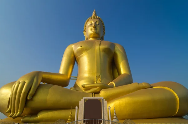 ब्लू स्काई के साथ वाट मुआंग मंदिर में बड़ा सुंदर बुद्ध, एंगट — स्टॉक फ़ोटो, इमेज