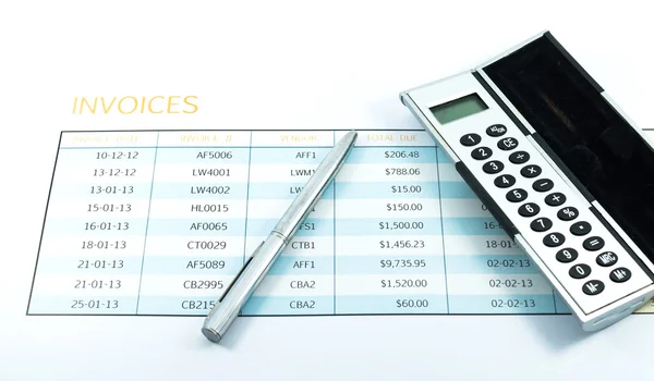 Informe de factura con calculadora y bolígrafo para empresas —  Fotos de Stock