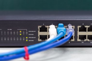 Ağ anahtarı parçası ön Ofis Masası üzerinde lan kablosu ile