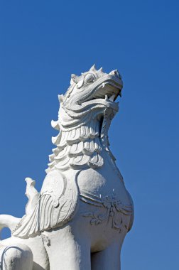 Leo taş mavi gökyüzü arka plan üzerinde