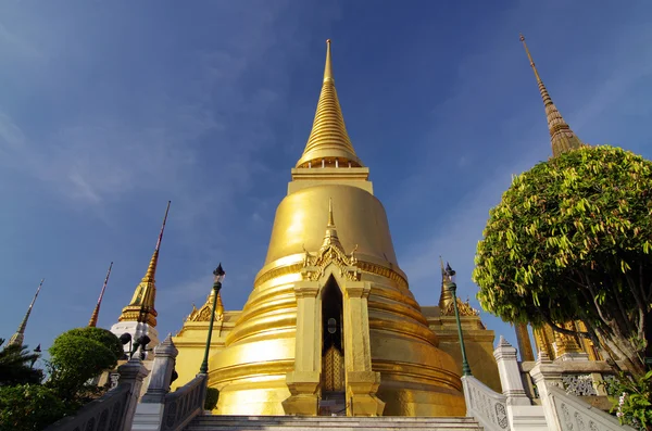 Gran palacio tailandés en Bangkok, la gente tailandesa llama a eso wat phra kae — Foto de Stock