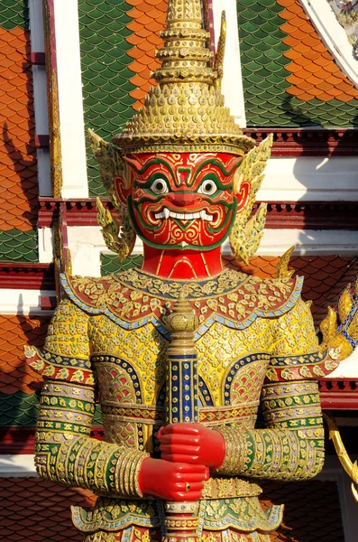 Thajské obří v Grand palace nebo Chrám smaragdového Buddhy (také — Stock fotografie
