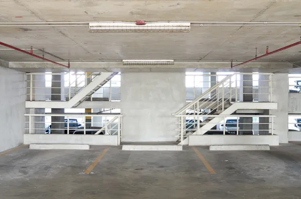 Parkeerplaats met trappen — Stockfoto