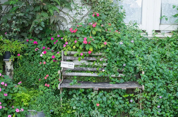 Vecchia panca in legno nel giardino per decorare vintage — Foto Stock