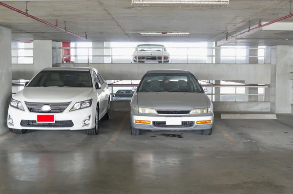 Декілька автомобілів на парковці — стокове фото