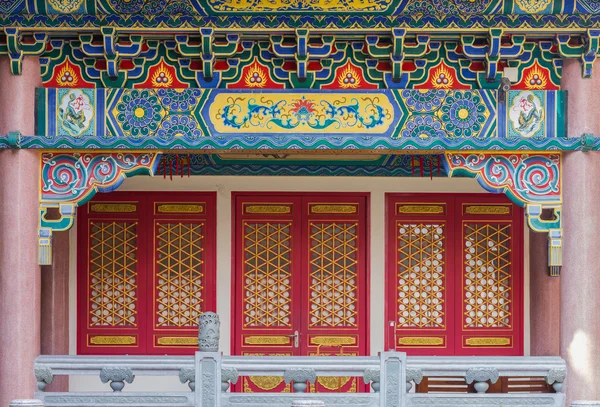 Arquitectura del templo chino Golden Dragon con puerta —  Fotos de Stock