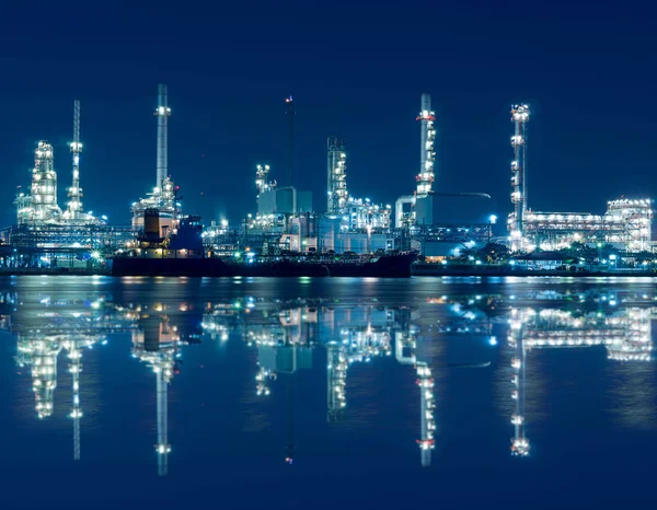 Refinería de petróleo y gas al atardecer - Fábrica petroquímica — Foto de Stock