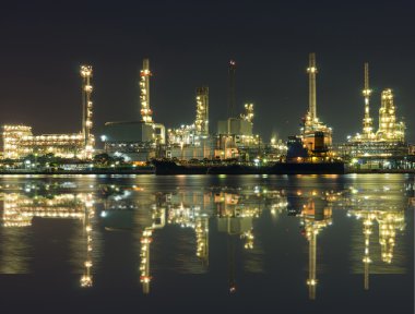 Petrol ve gaz rafineri alacakaranlıkta - Petrokimya fabrikası