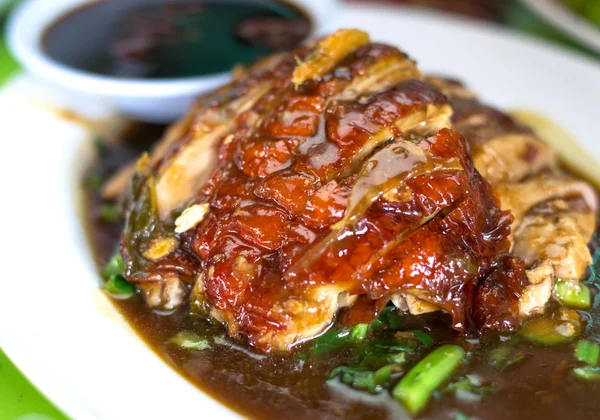 Pato asado con salsa en el plato, comida china —  Fotos de Stock