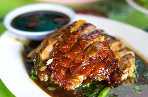 Жареная утка с соусом в тарелке, китайская еда — стоковое фото